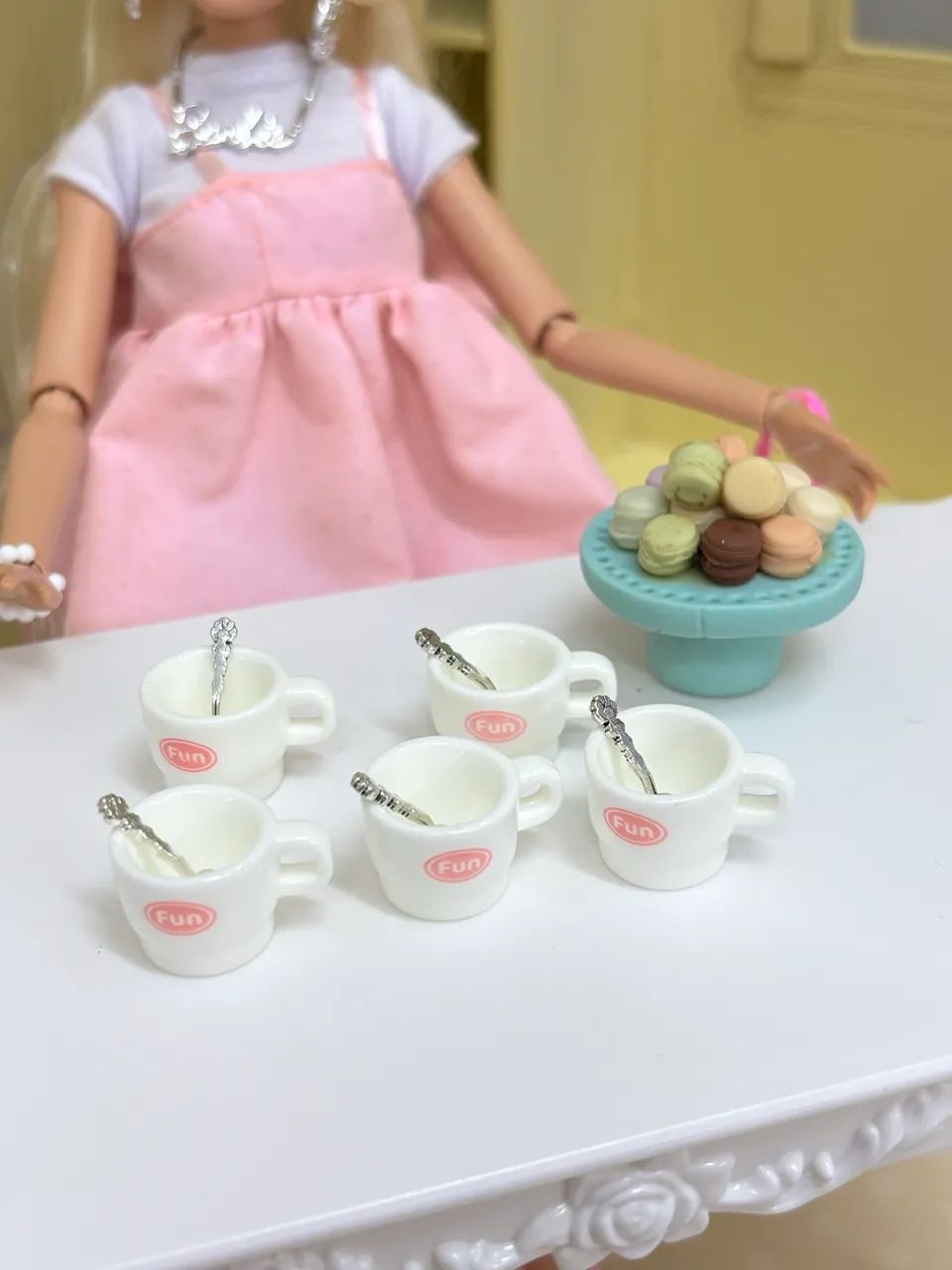 Kit xícaras e macarons Barbie