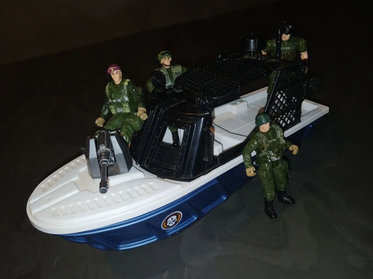 Barco com soldadinhos