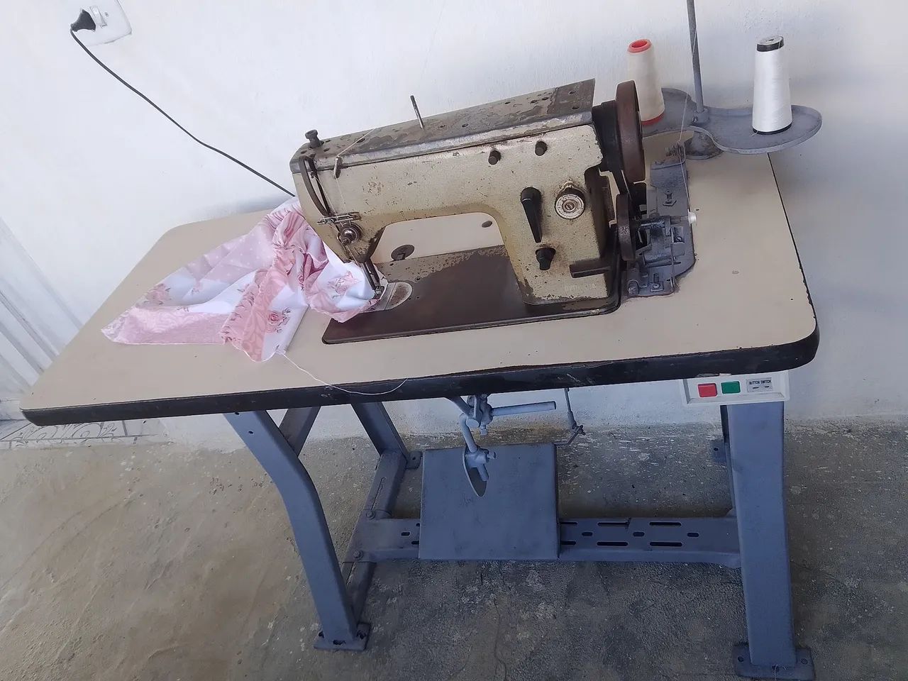 Vendo máquina reta e Zig Zag funcionando perfeitamente 