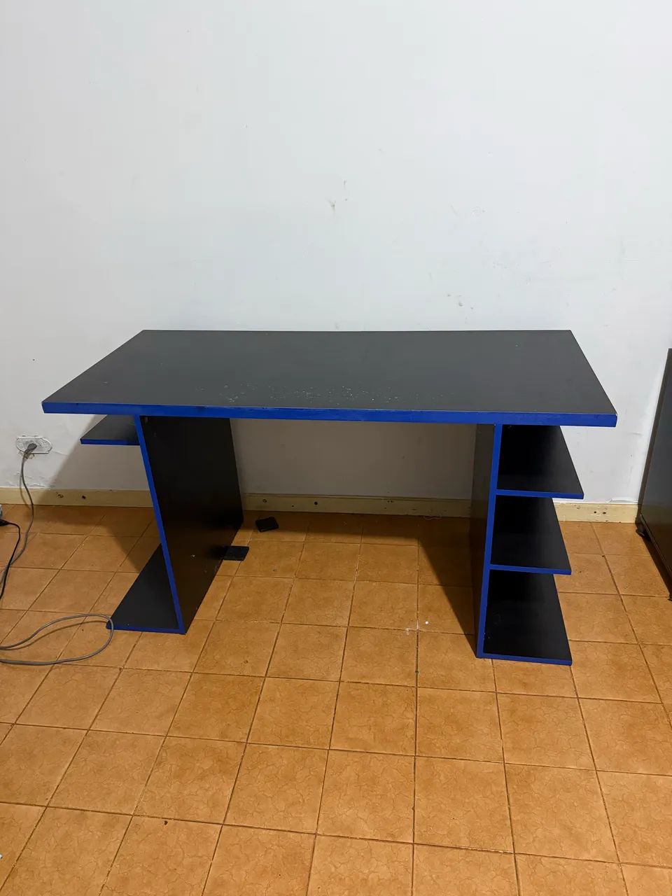 Mesa para Computador/Escritório com Nichos Laterais - Preta