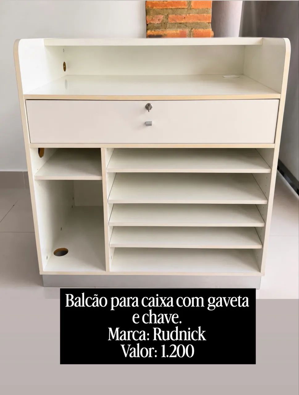 Móvel para caixa