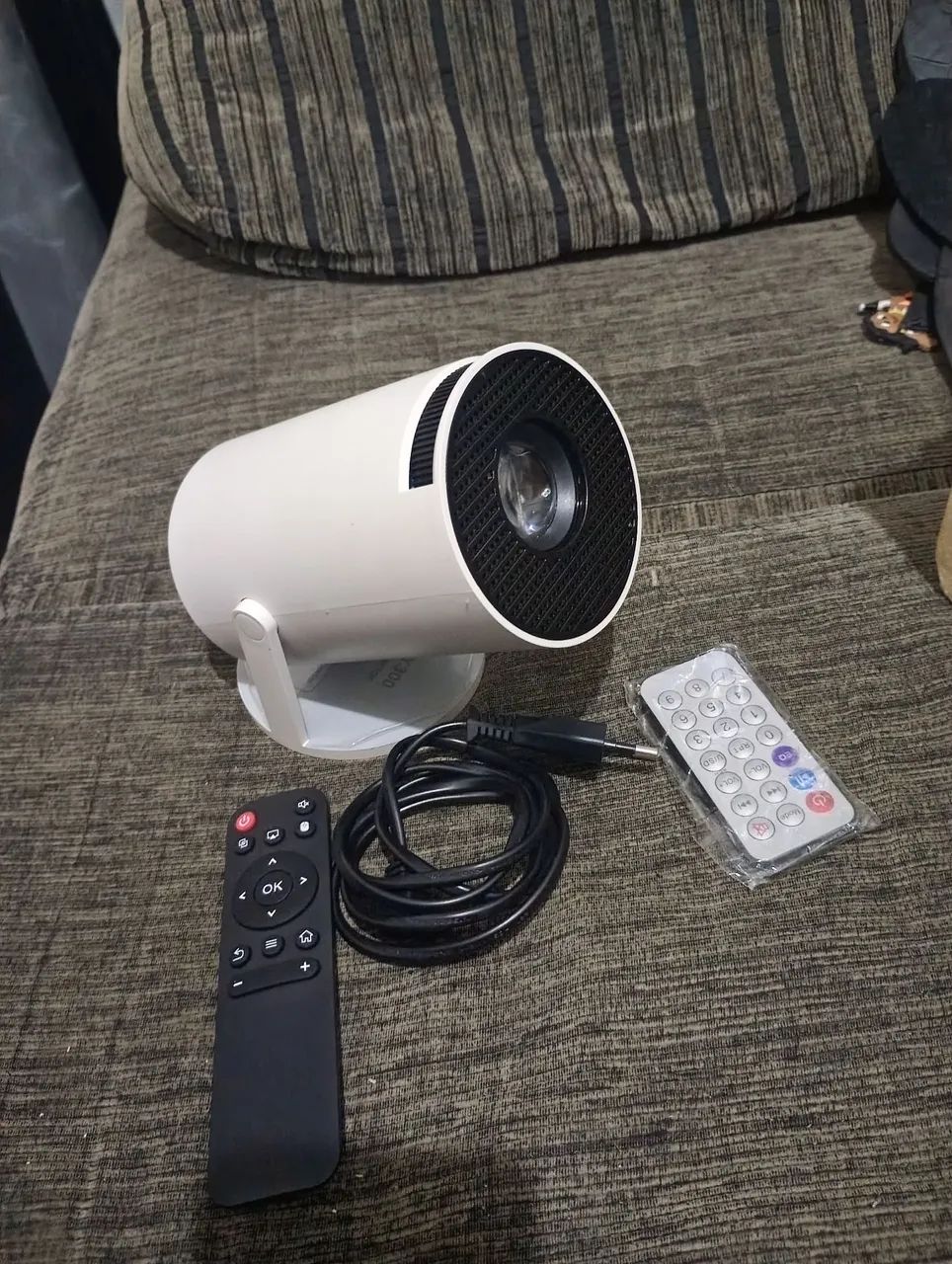 Projetor ultra HD + caixa de som 