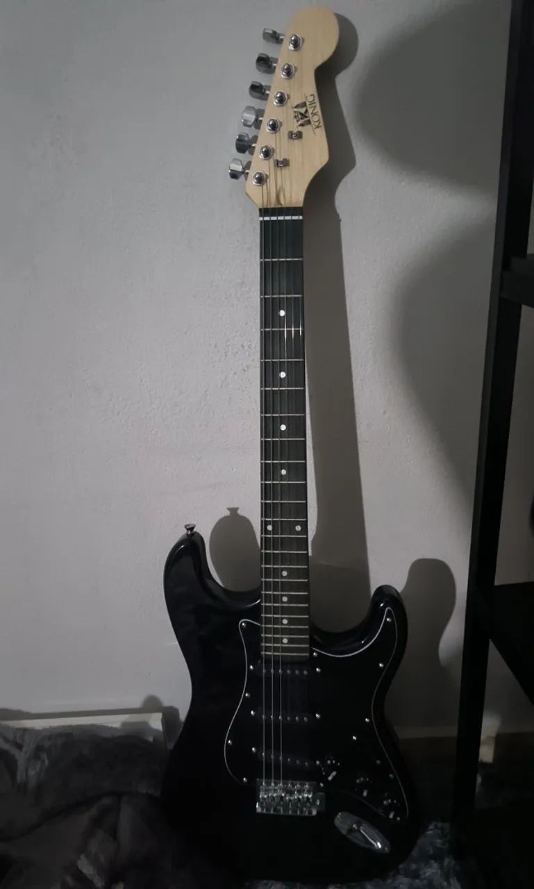 Guitarra strato 1 mês de comprada
