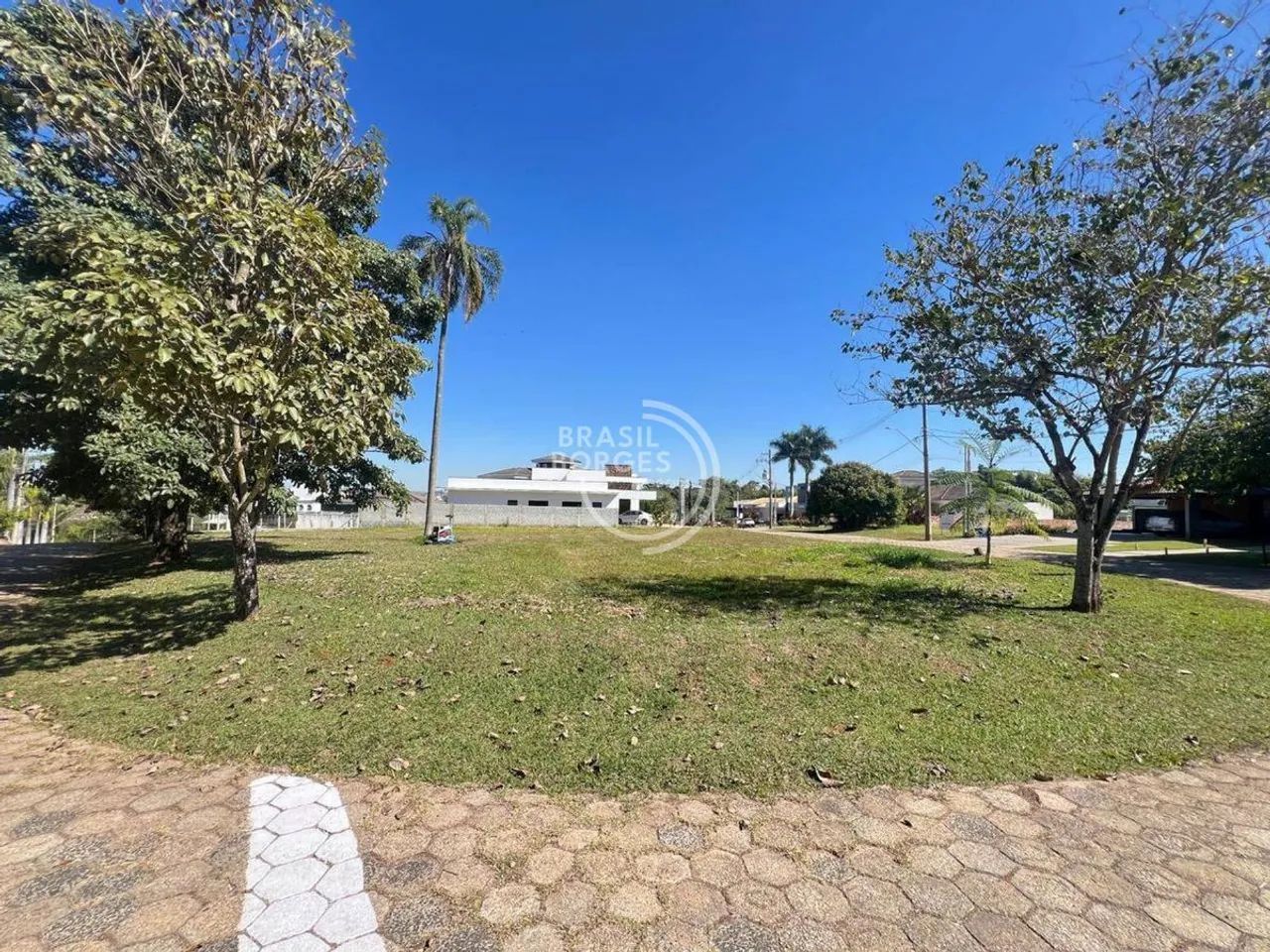 EXCELENTE TERRENO DE ESQUINA EM CONDOMÍNIO