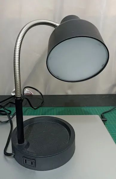 Luminária de Mesa Articulada Preta com Tomada Integrada (110V) - Foto 2