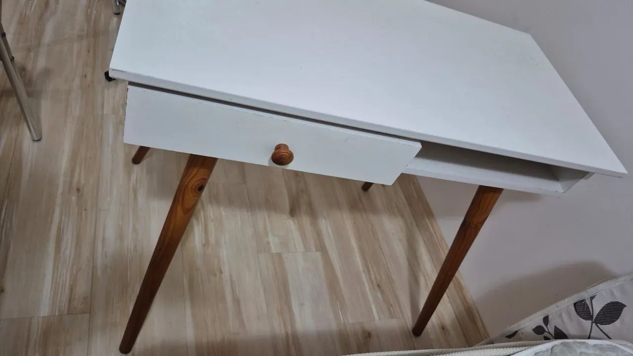 Desk444717888543795205