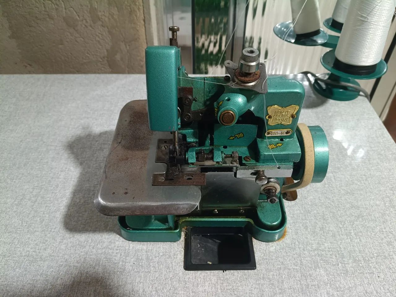 Overlock Semi Industrial Com Motor Grande Bivolt+mesa  - Foto 4