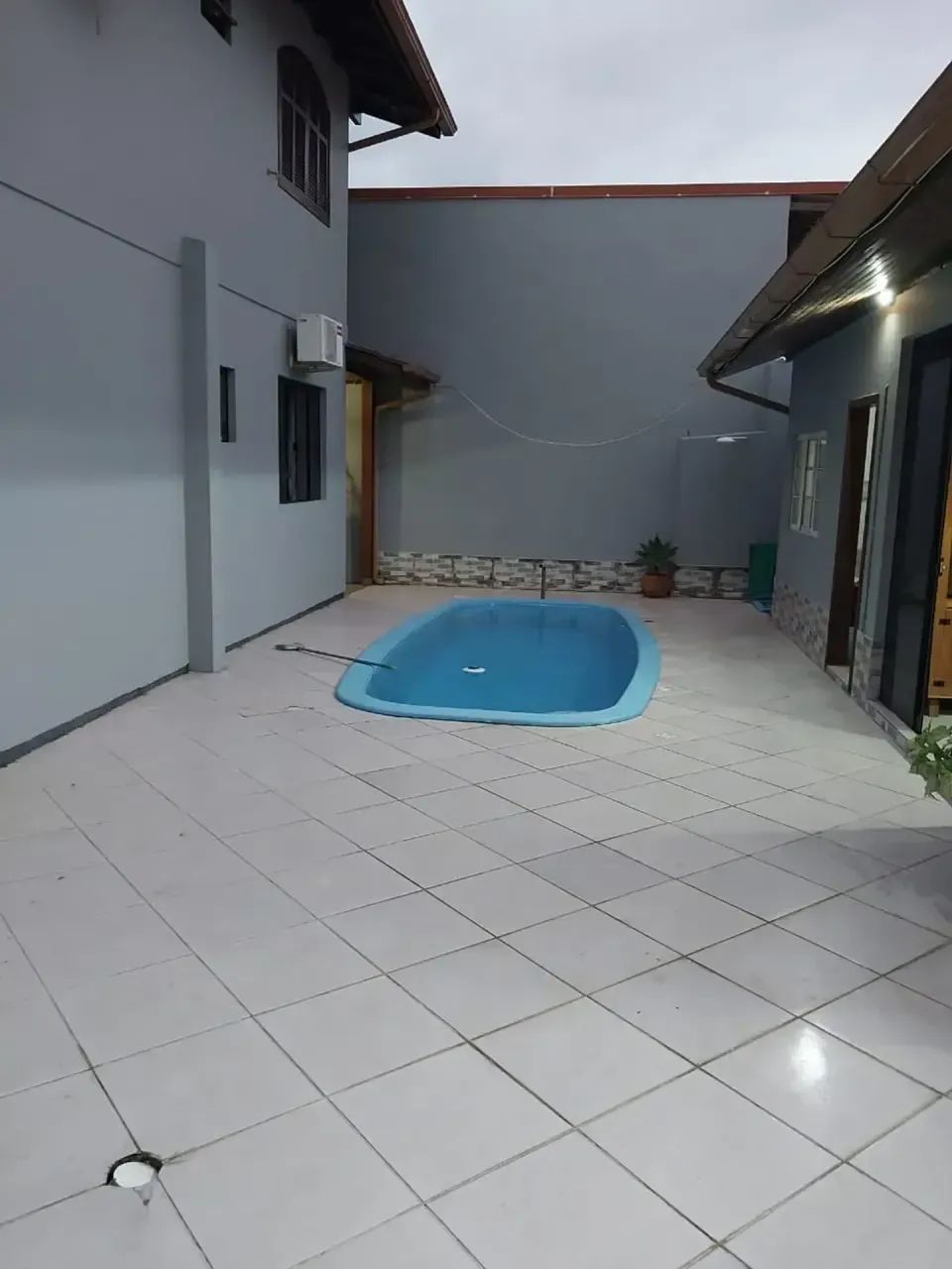 Casa com 5 Quartos, Piscina Privativa e Edícula no Bairro Carianos - Foto 3