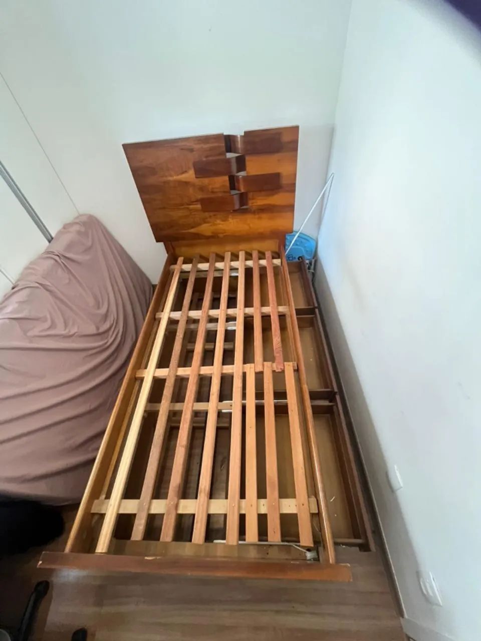 Cama de Solteiro em Madeira com Cabeceira - Ótimo Estado - Foto 2