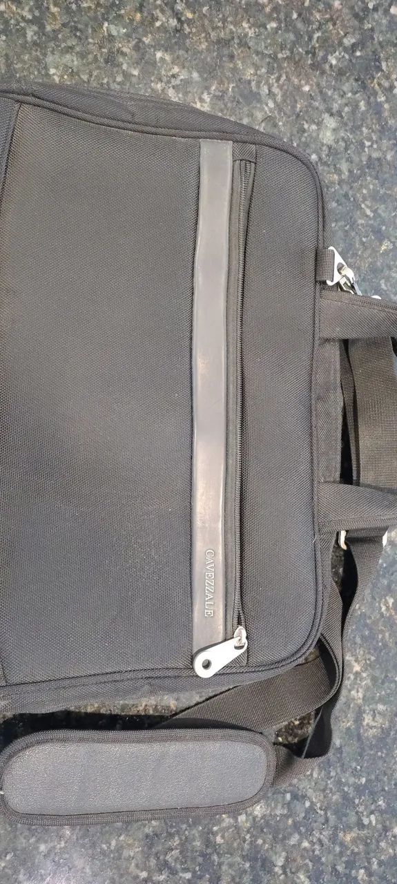Esta é uma pasta preta para notebook da marca Cavezzale