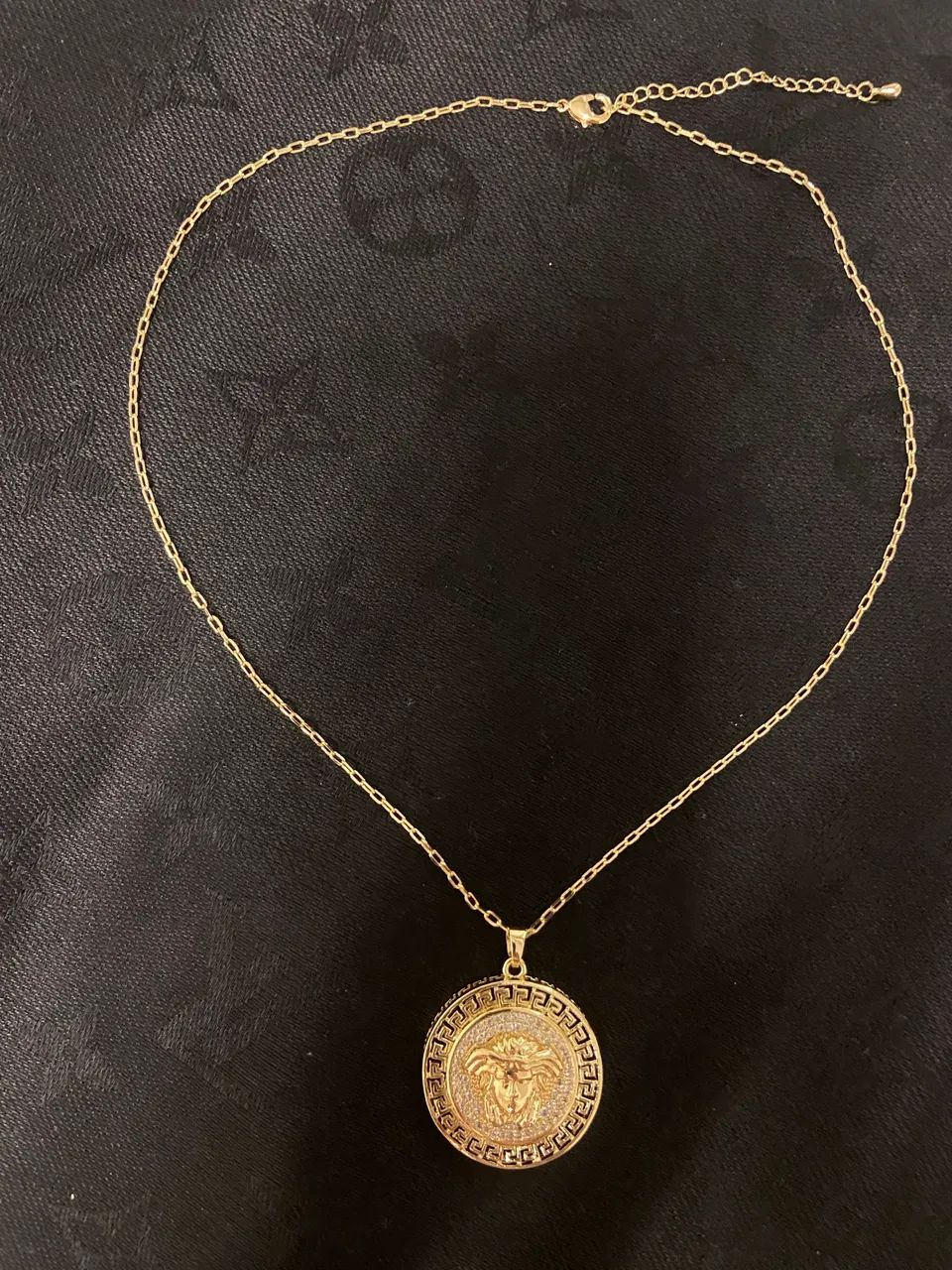 Colar dourado com pedras brancas medusa Versace  - Foto 3