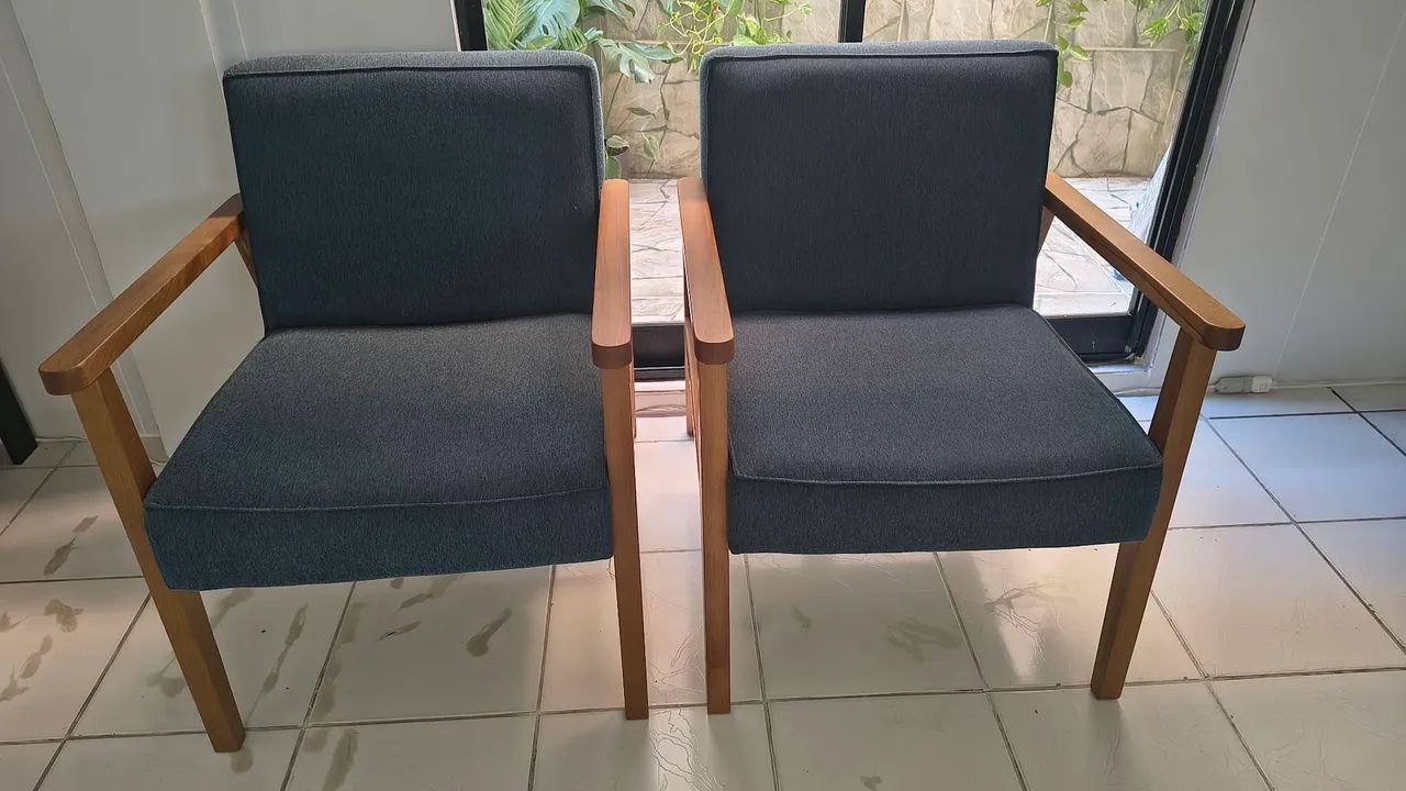 2 Poltronas de madeira