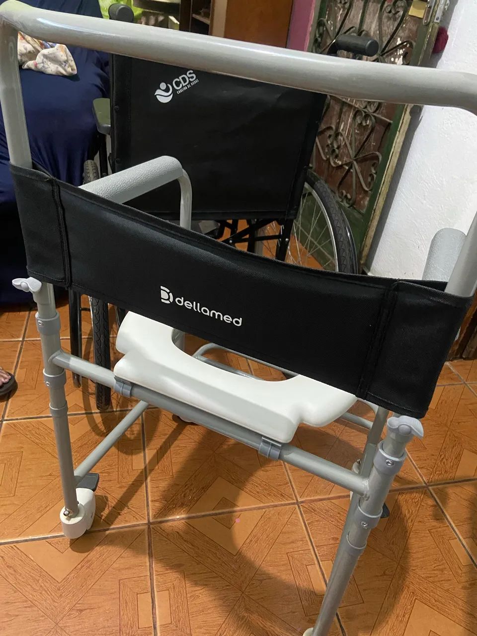 Cadeira de rodas e higienica  - Foto 4