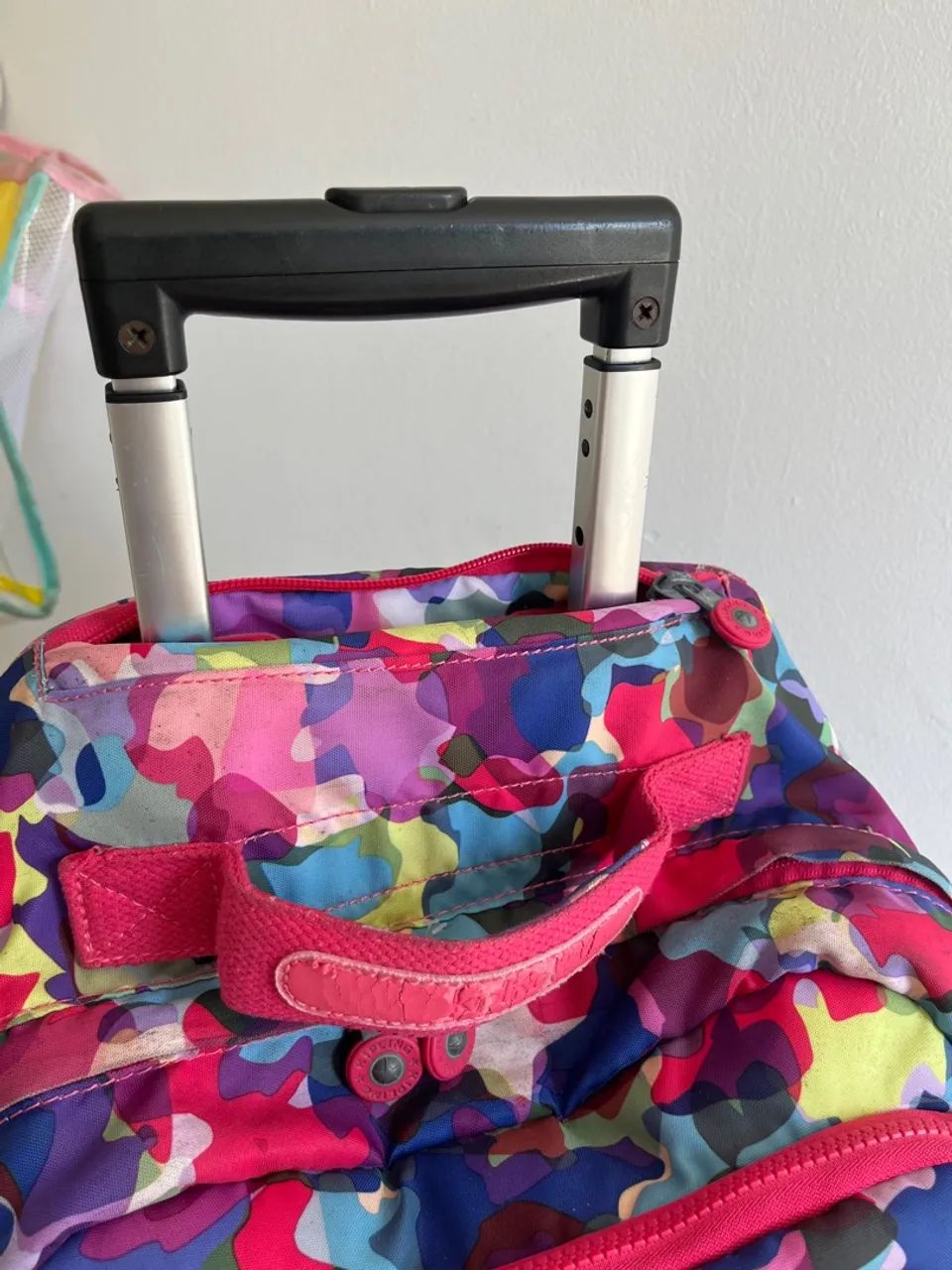 Mochila de rodinha kipling colorida - Foto 5