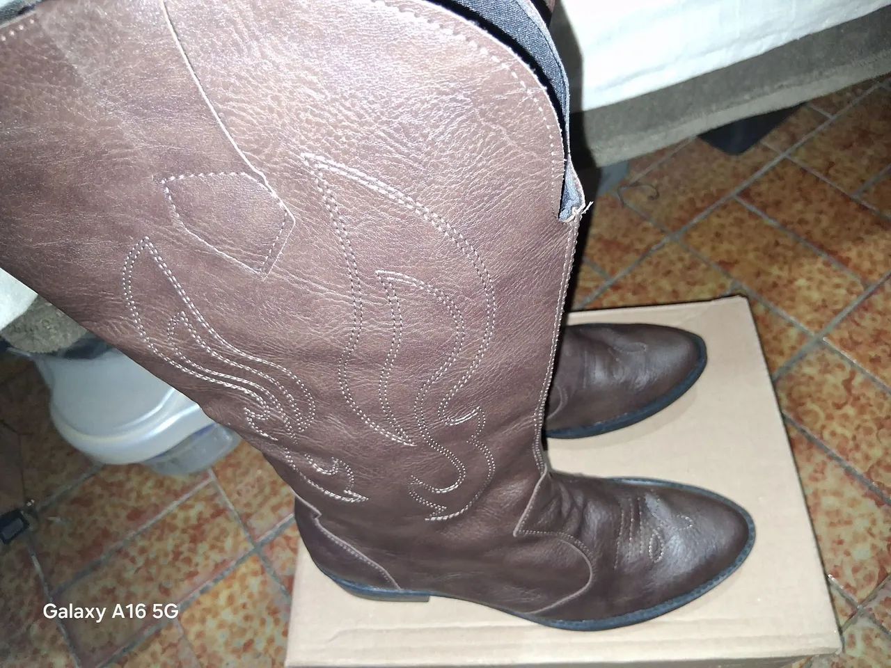 Bota feminina  café  - Foto 2