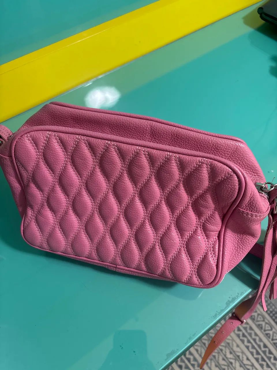 BOLSA CLÁSSICA EM COURO ROSA E ALÇA REGULÁVEL MÉDIA - Foto 3