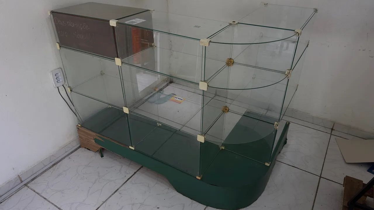 Vitrine em L/ balcão em L