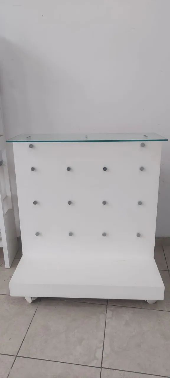 Expositor MDF branco com vidro e rodinhas