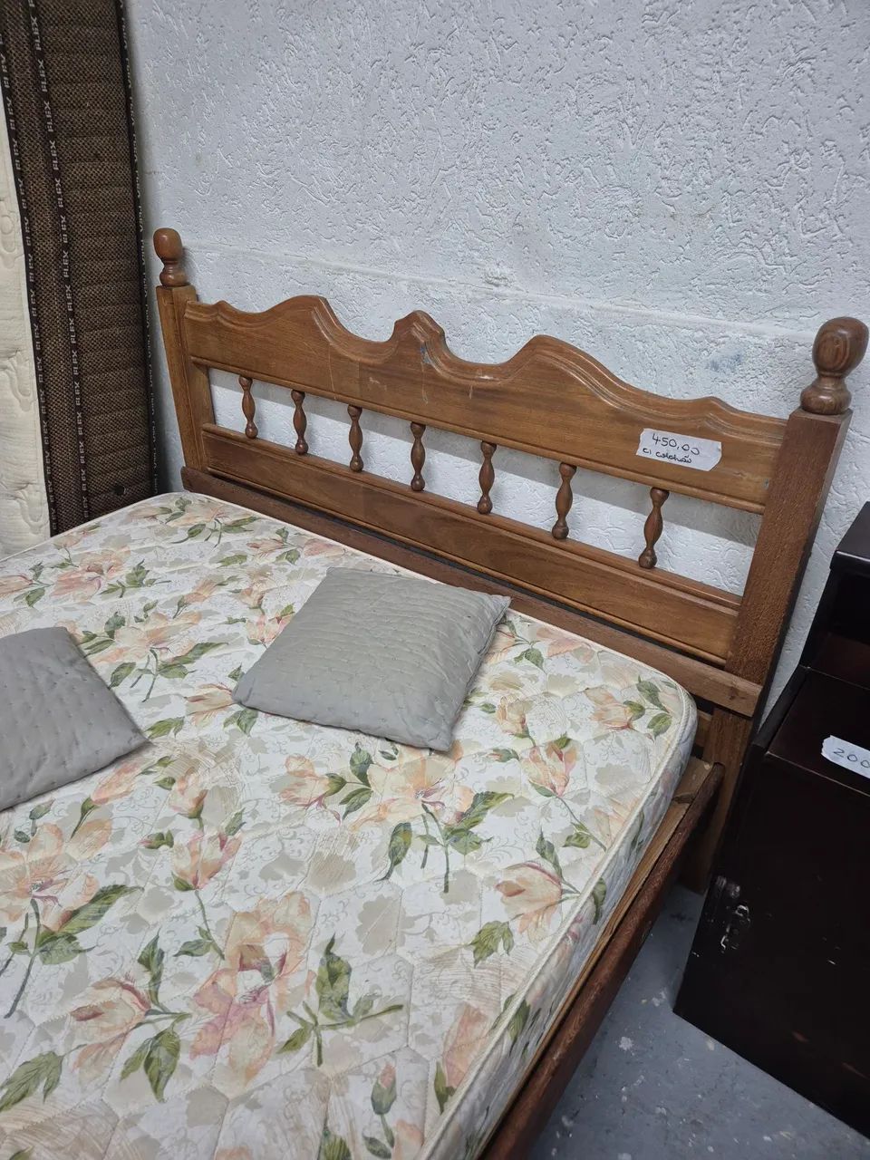 Cama em madeira maciça 