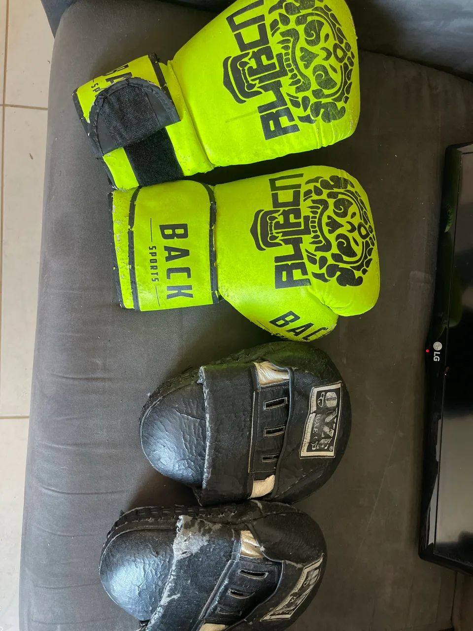 Luva e manopla Muay Thai 