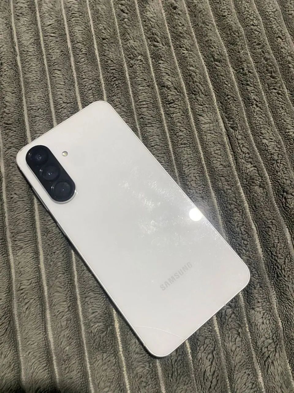 Celular galaxy 56  resistente a água só com um trinquinho atrás  - Foto 4
