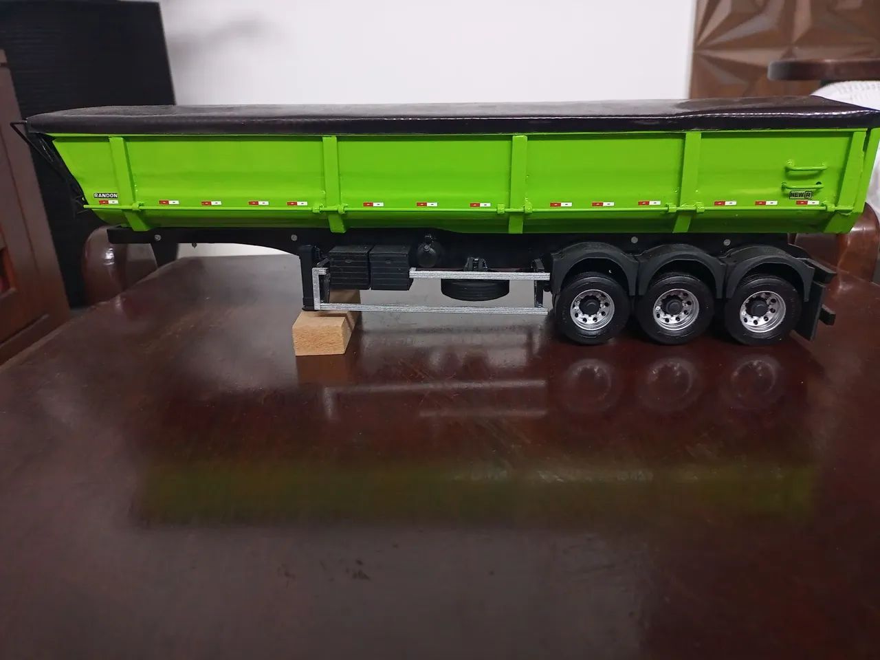 Miniatura caçamba New R 1/32