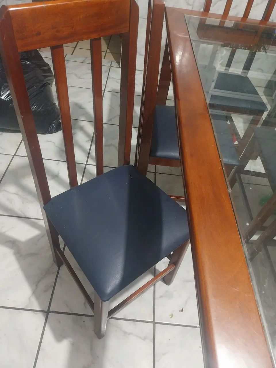 Mesa 6 cadeiras madeira e vidro - Foto 3
