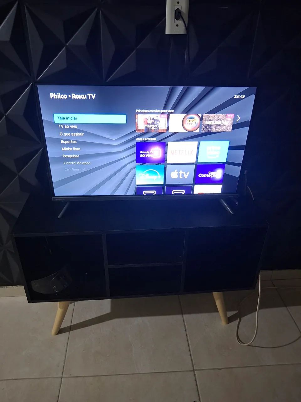 Televisão 32 polegadas seminova, acompanha rack.