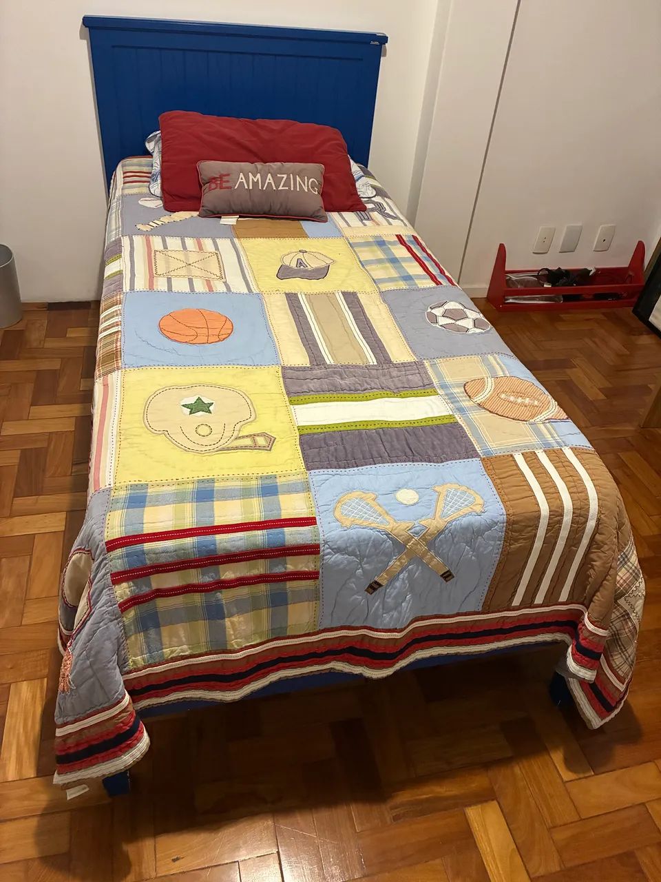 Cama de solteiro em madeira maciça e laca azul 