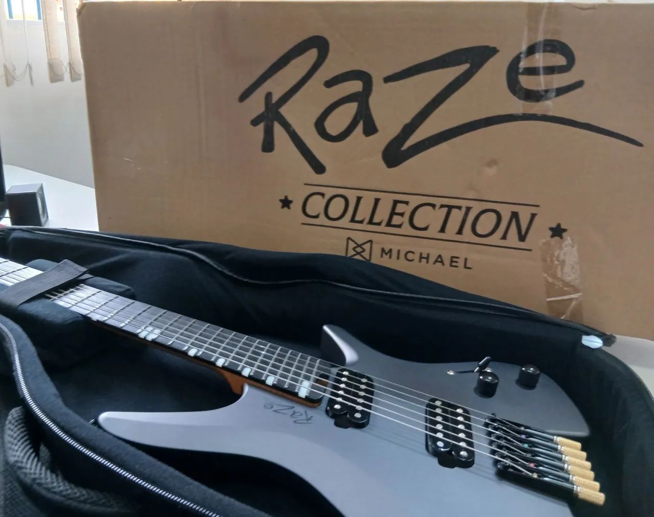 Guitarra Raze Michael headless  - Foto 3