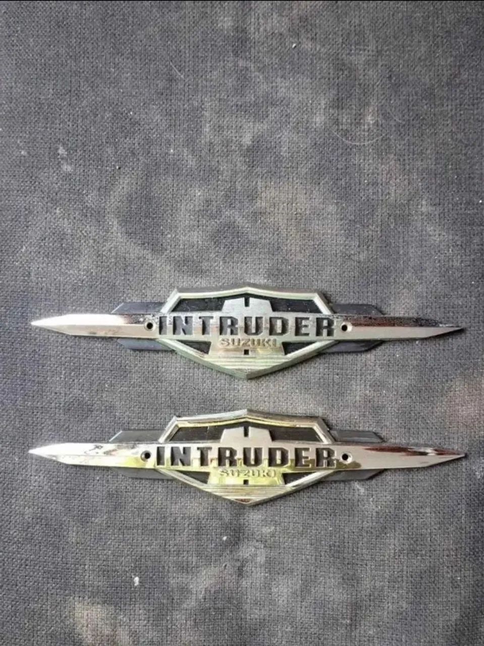 Par emblemas Intruder