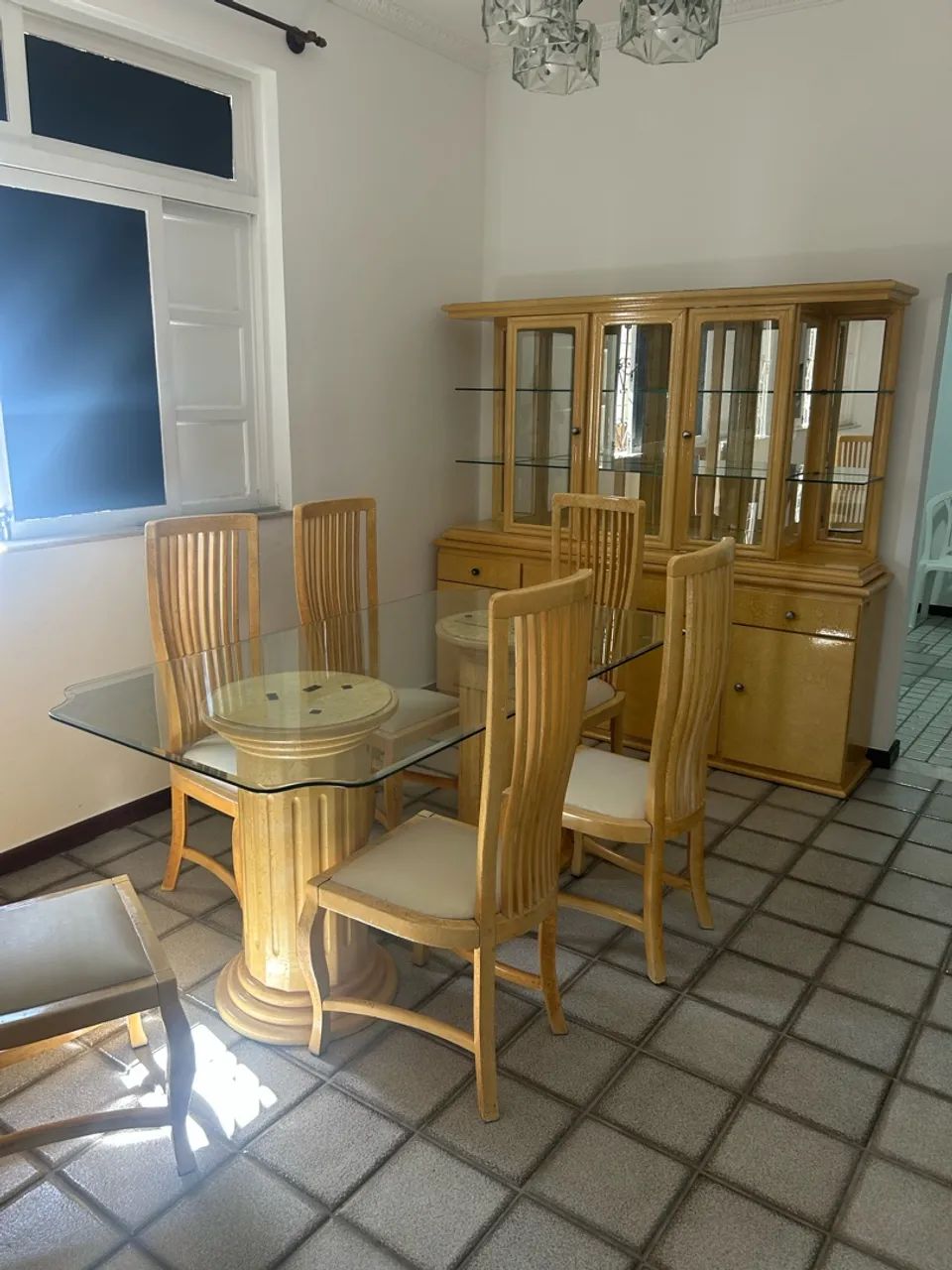 Conjunto Buffet classico e mesa de jantar com 6 cadeiras 