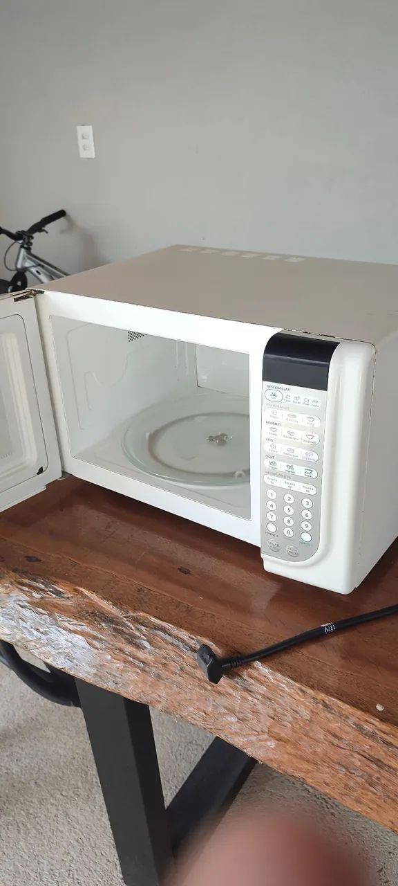 Microondas Eletrolux 31 litros seminovo. Ótimo estado de conservação. Funciona perfeito. - Foto 2