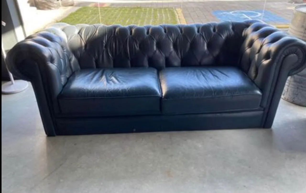 Sofa de couro natural chesterfield azul marinho - Foto 2