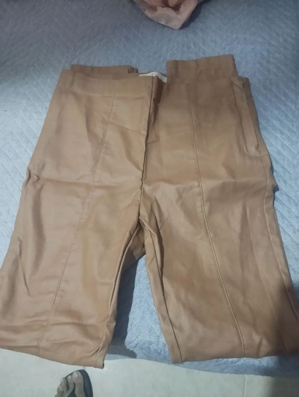 Calça em couro feminina