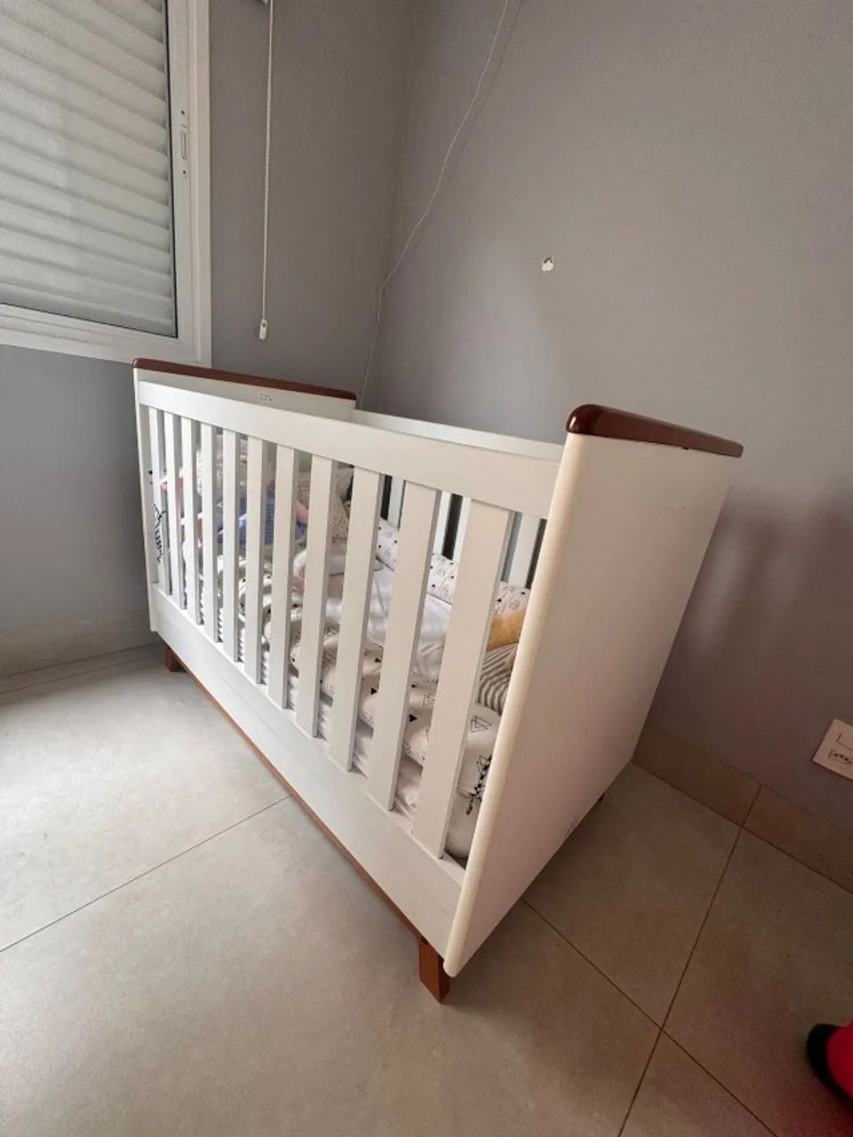 Quarto Sorrento Branco Premium: Cômoda + Berço Mini Cama com Molduras e Pés Mel - Foto 3