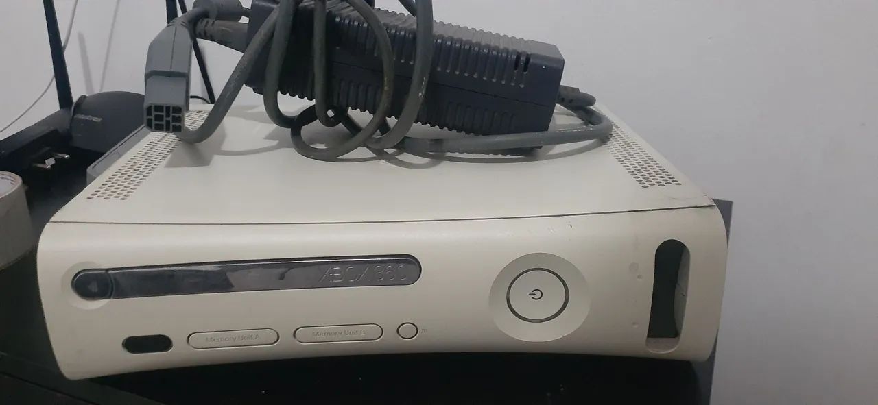 XBOX 360 BRANCO +4 JOGOS SEM CONTROLES  FONTE COM PROBLEMA  - Foto 2