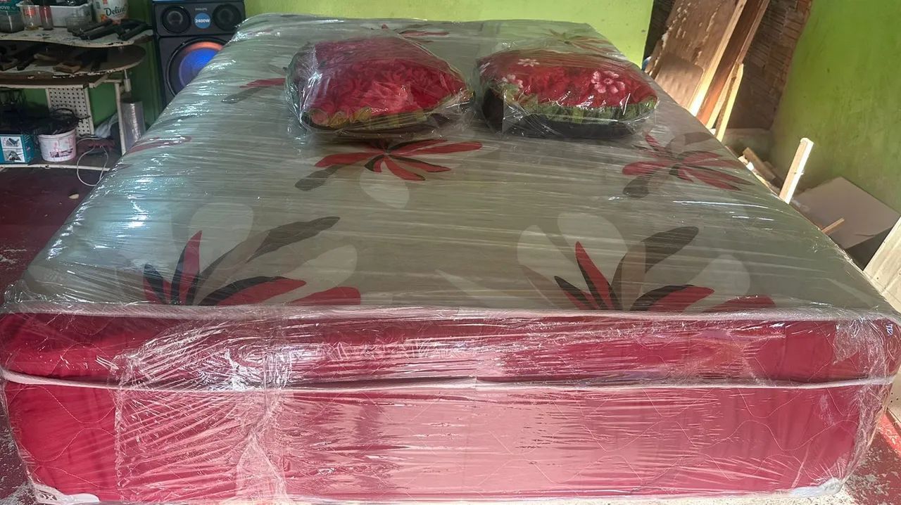 Cama de casal de mola ensacada com dois travesseiro 