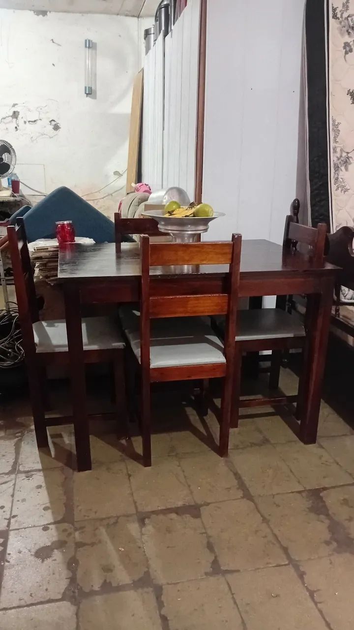 Mesa de madeira com 4 cadeiras  - Foto 3