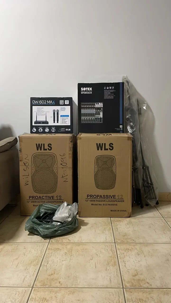 Conjunto caixas de som, mesa e microfone sem fio 
