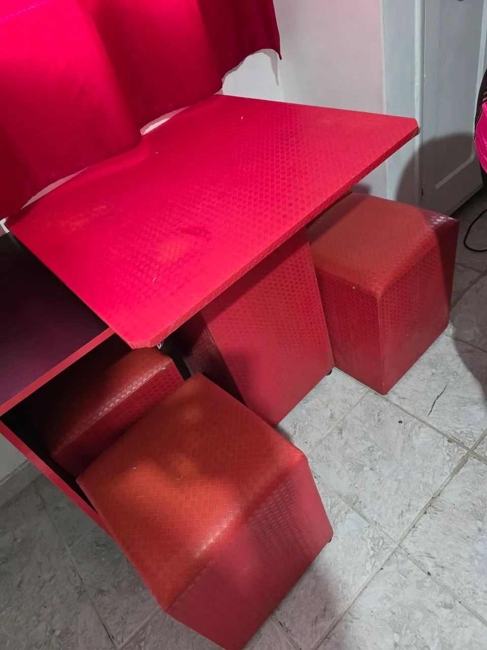Mesa com 4 puff/ Mesa de computador  - Foto 2