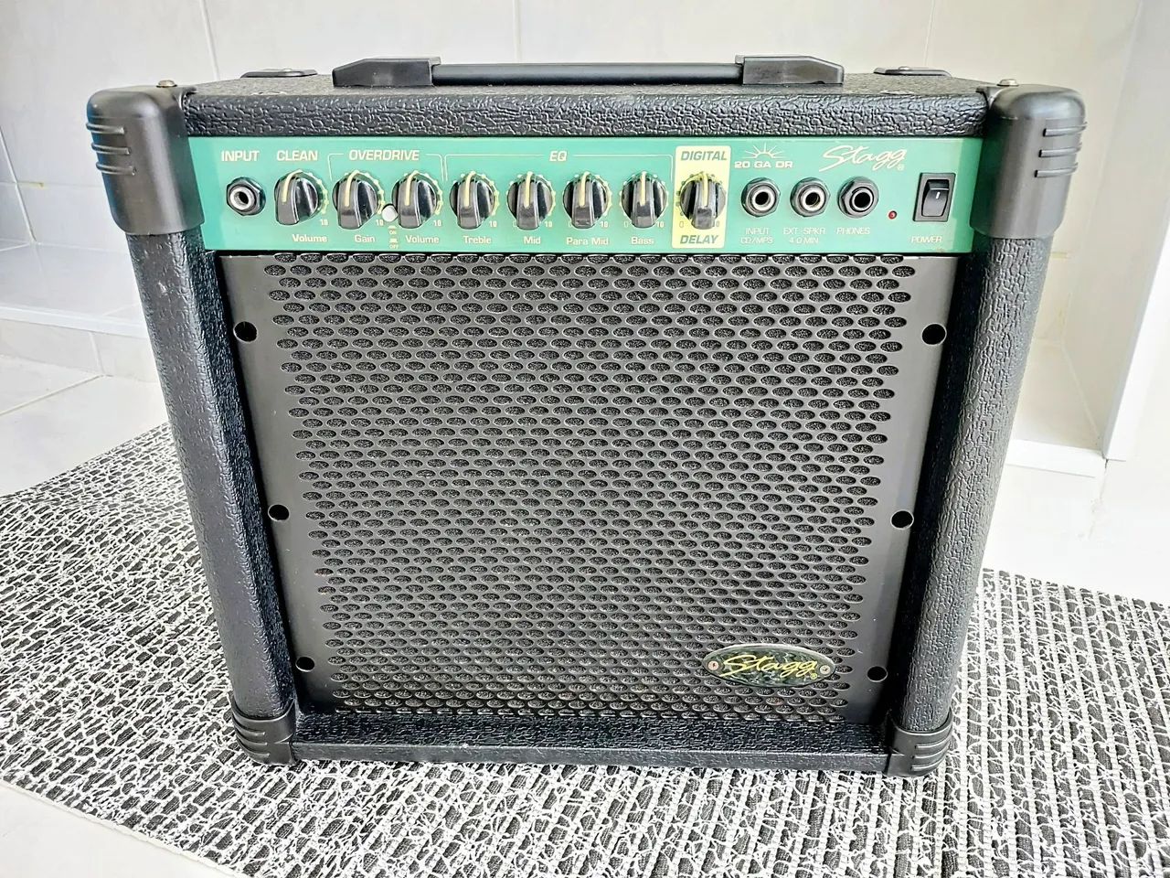 Amplificador de Guitarra Stagg 20W RMS com Delay Digital