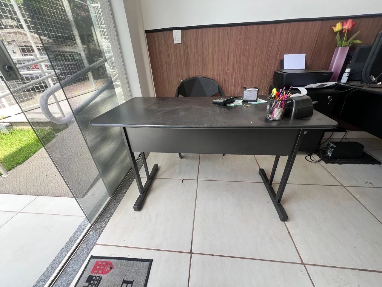 Mesa escritório com gavetas - Foto 2