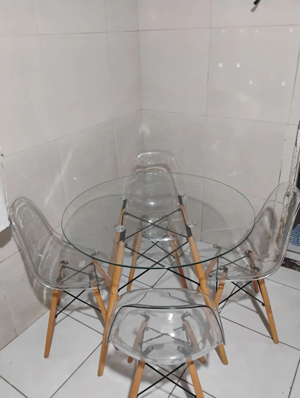 Jogo de mesa de vidro  e cadeiras de acrilico