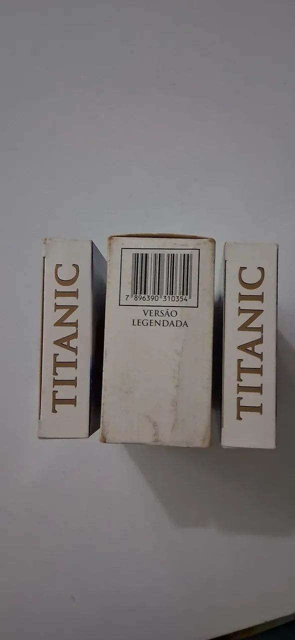 Caixa com 2 fitas vhs titanic usada. - Foto 3