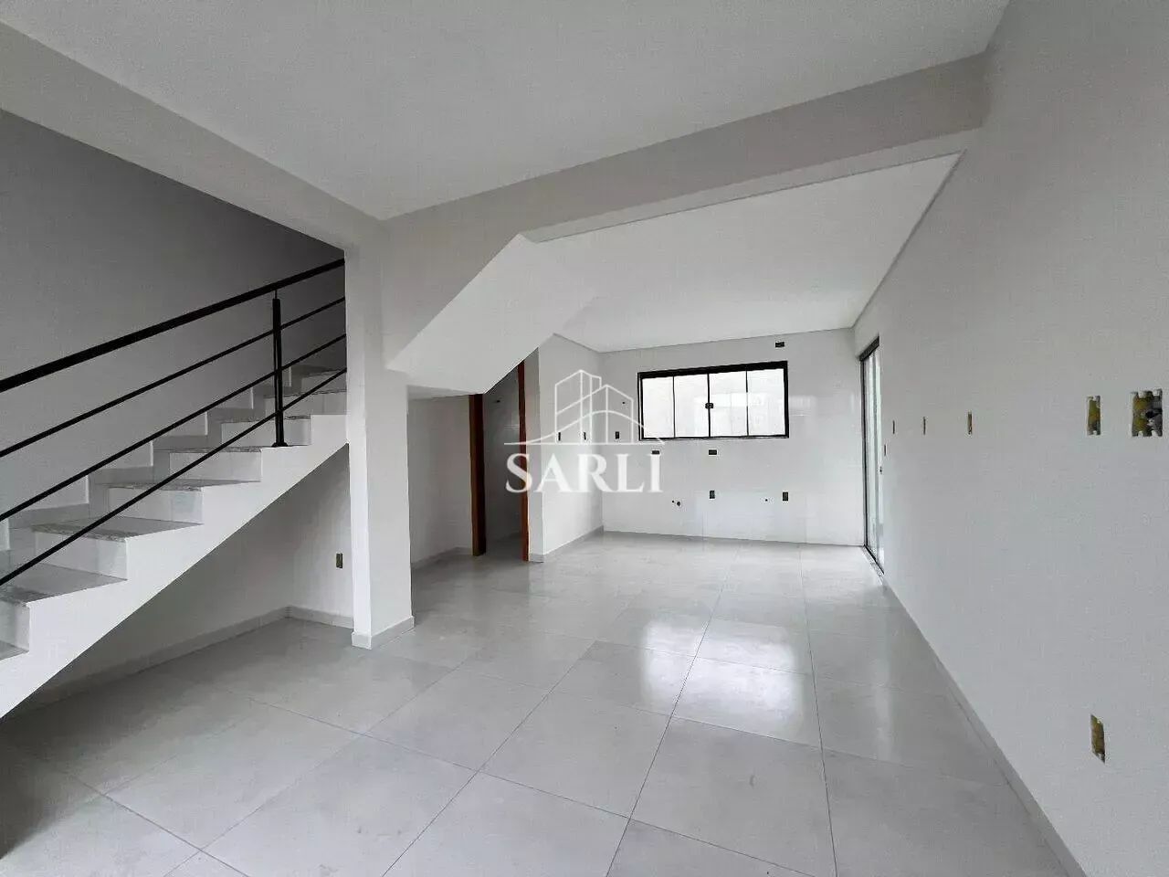Sobrado com 3 dormitórios 1 suíte com sacada e quintal 2 vagas - São José/SC - Foto 5