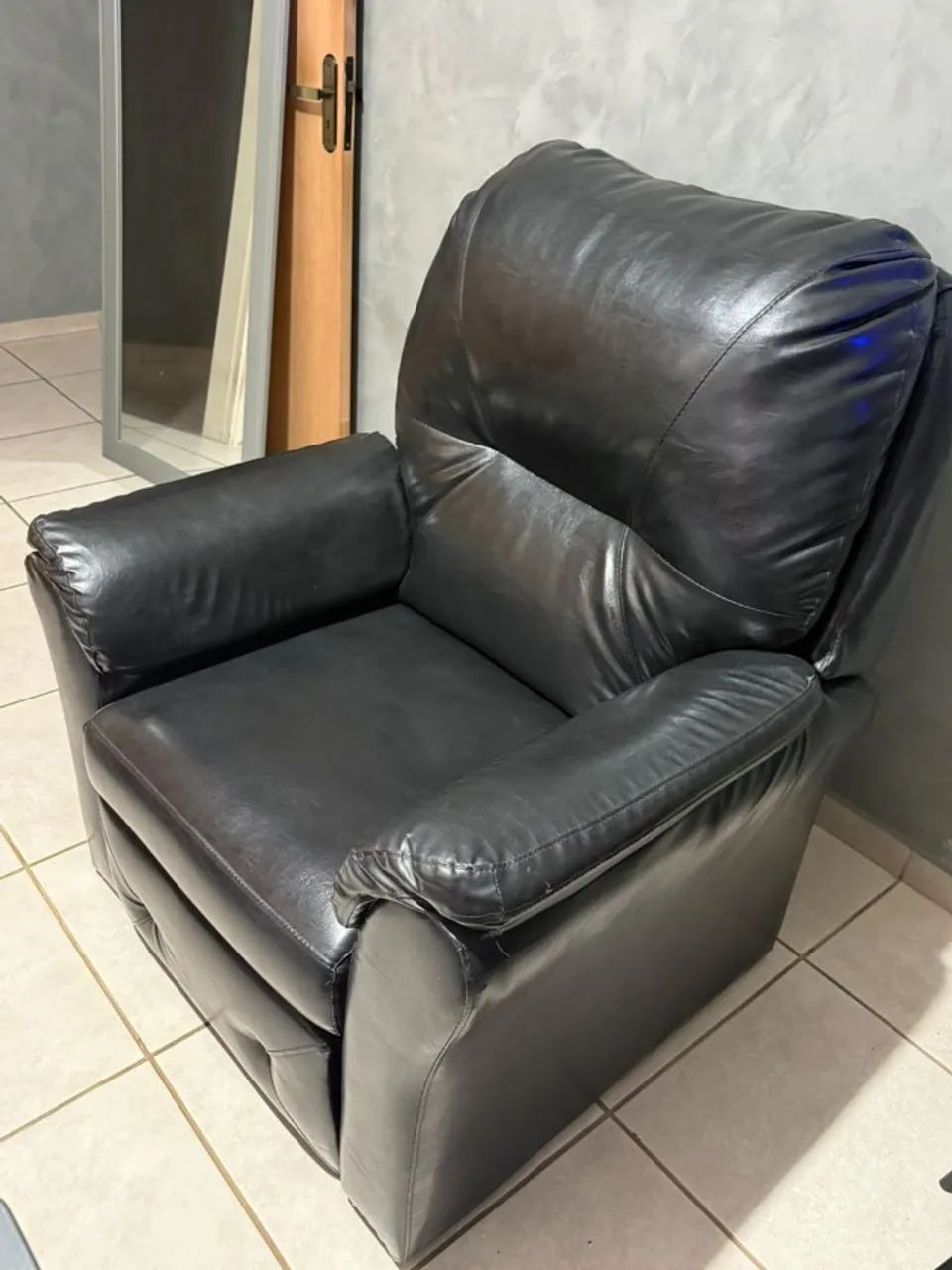 Poltrona couro sintético  - Foto 2