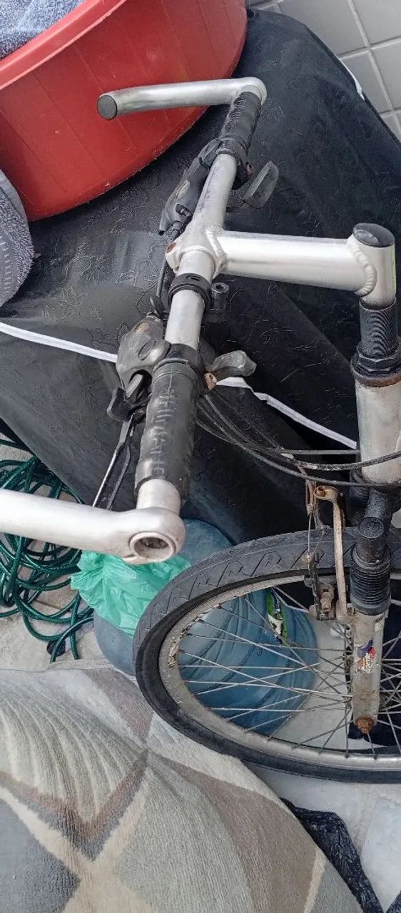 Vendo bicicleta,os pneus baixos e com uma folga. - Foto 3