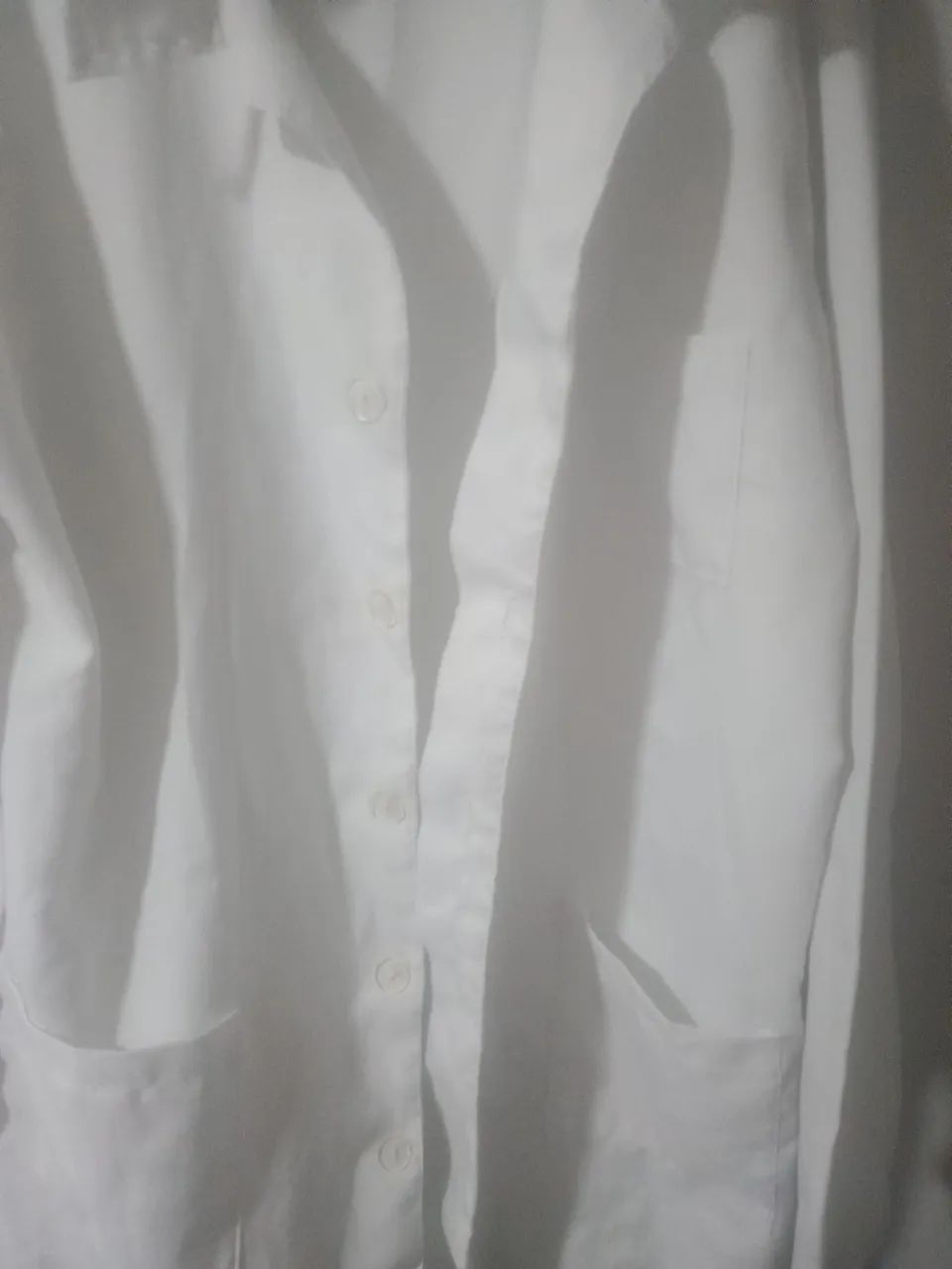 Jaleco branco com bolsos