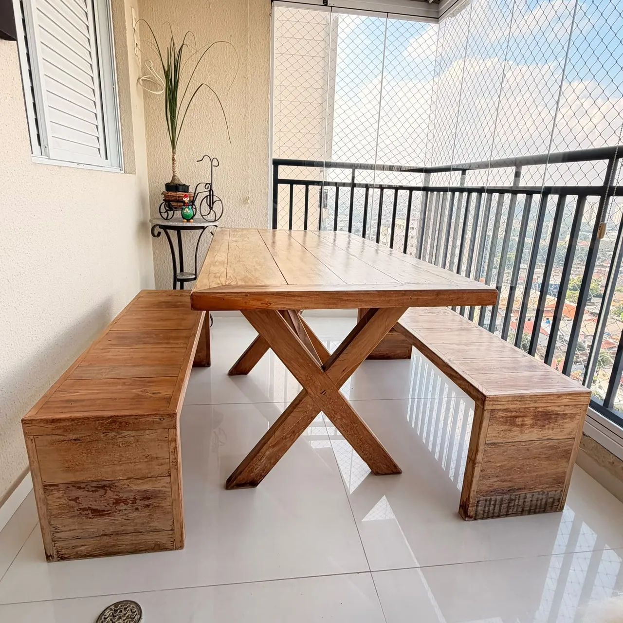 Conjunto mesa rústica madeira maciça com bancos - Foto 2